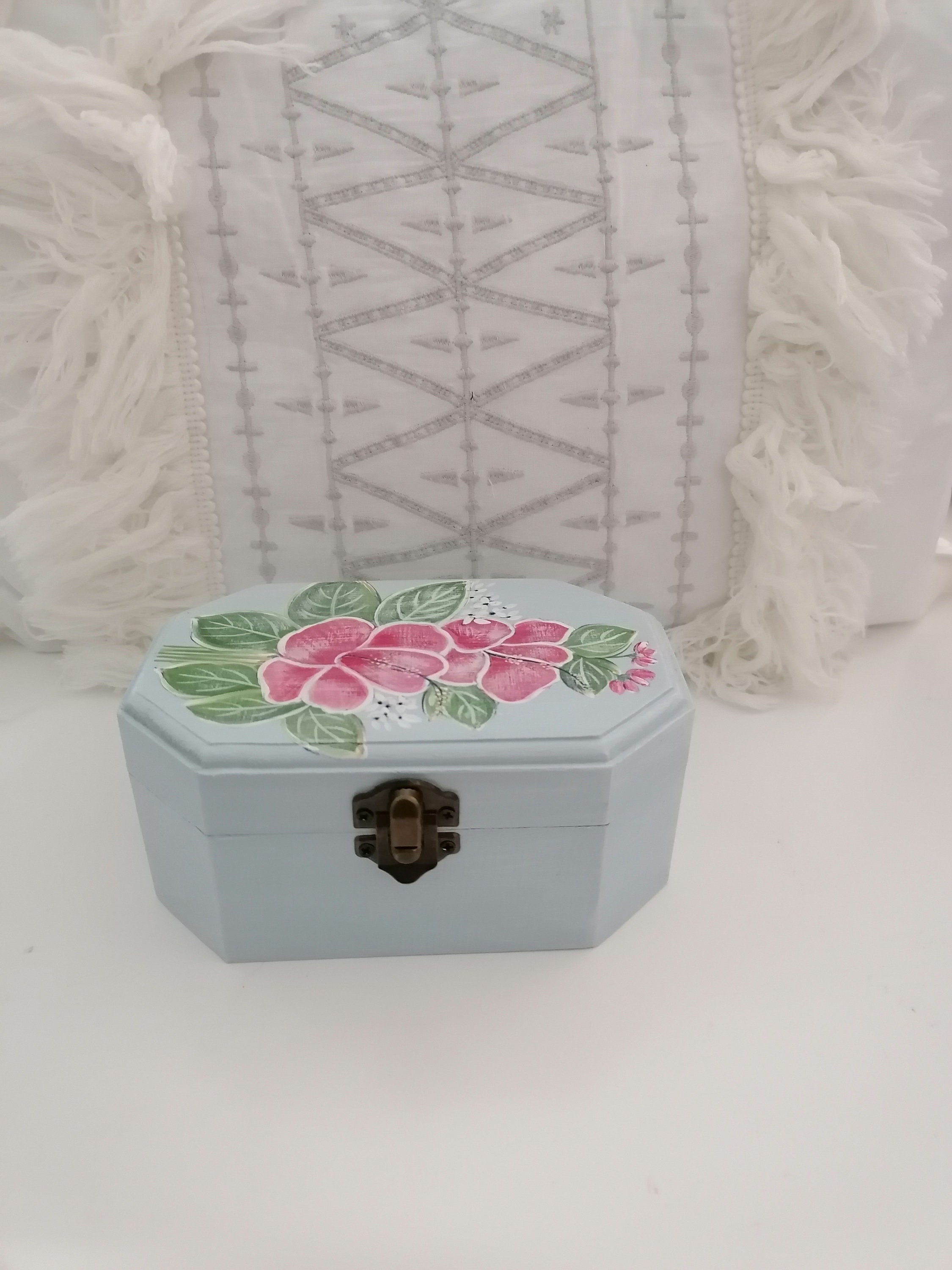 Coffret à Bijoux en Bois avec Un Décor de Fleurs Roses , sur Fond Bleu Pastel, L Aspect Vieilli.15x9