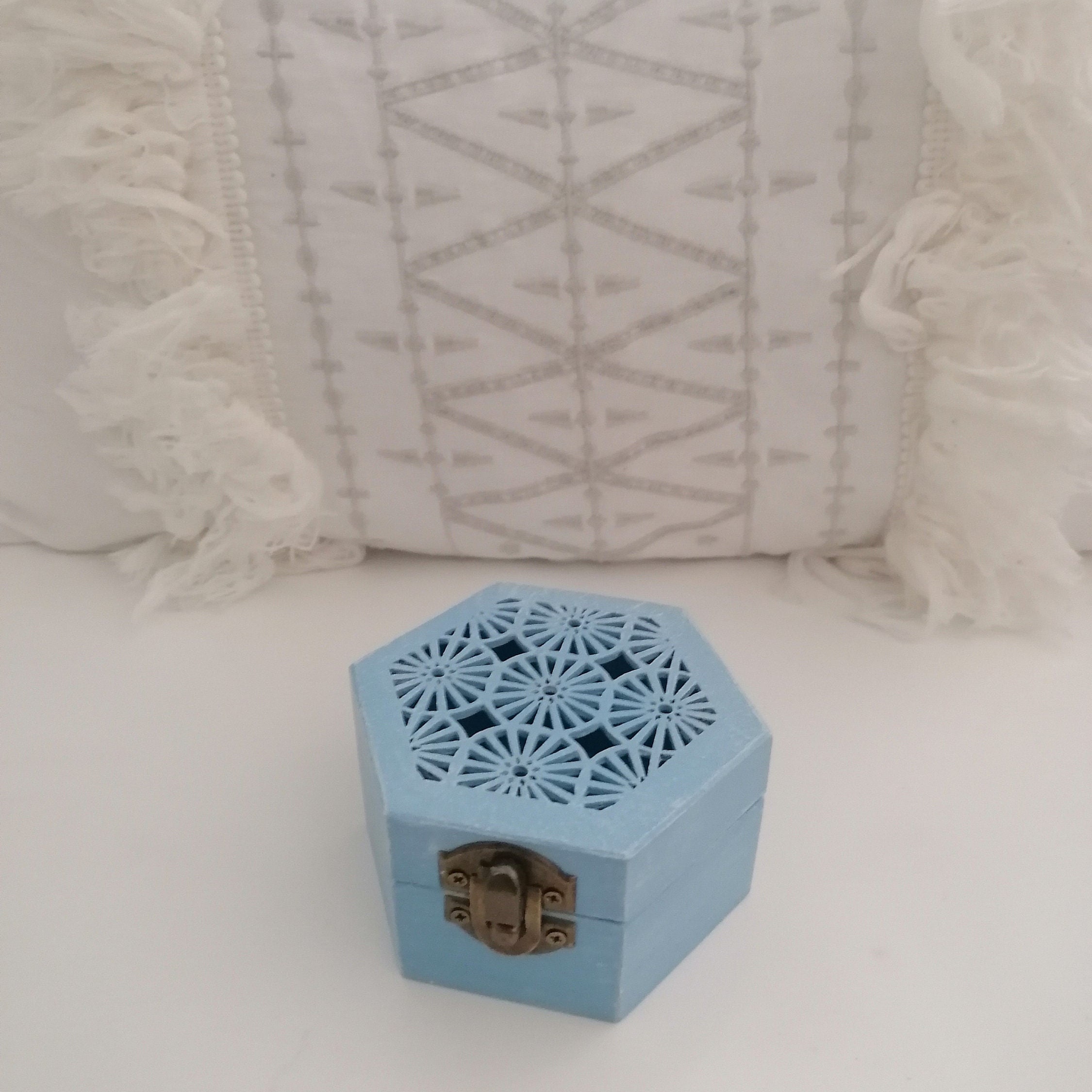 Boite à Bijoux Hexagonale , Ajourée sur Le Couvercle , sur Un Fond Bleu L' Aspect Vieilli, 9, 5 X 8