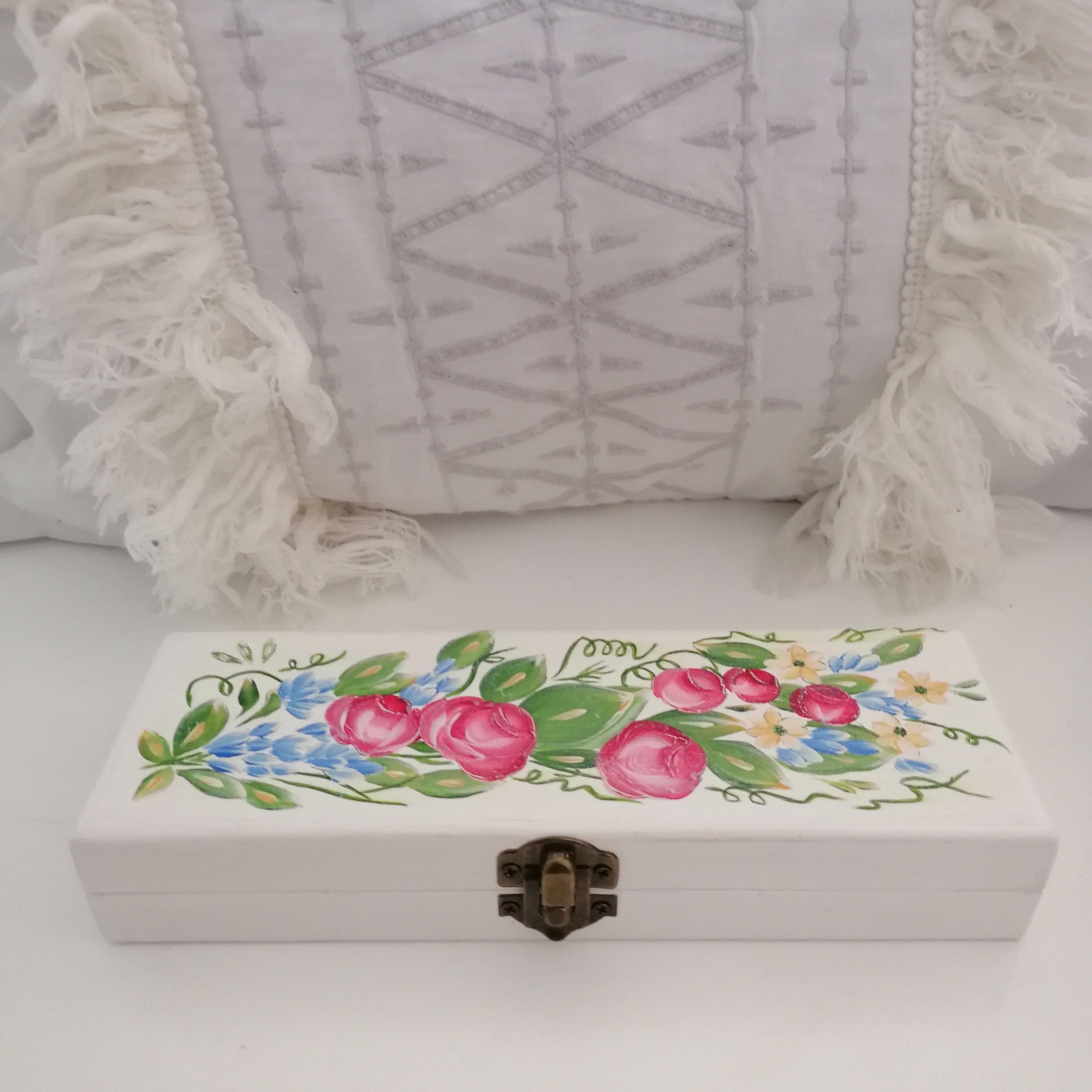 Écrin à Bijoux avec Un Décor de Fleurs , sur Fond Blanc, L' Aspect Vieilli. 21x7x3 cm .peinte La Mai