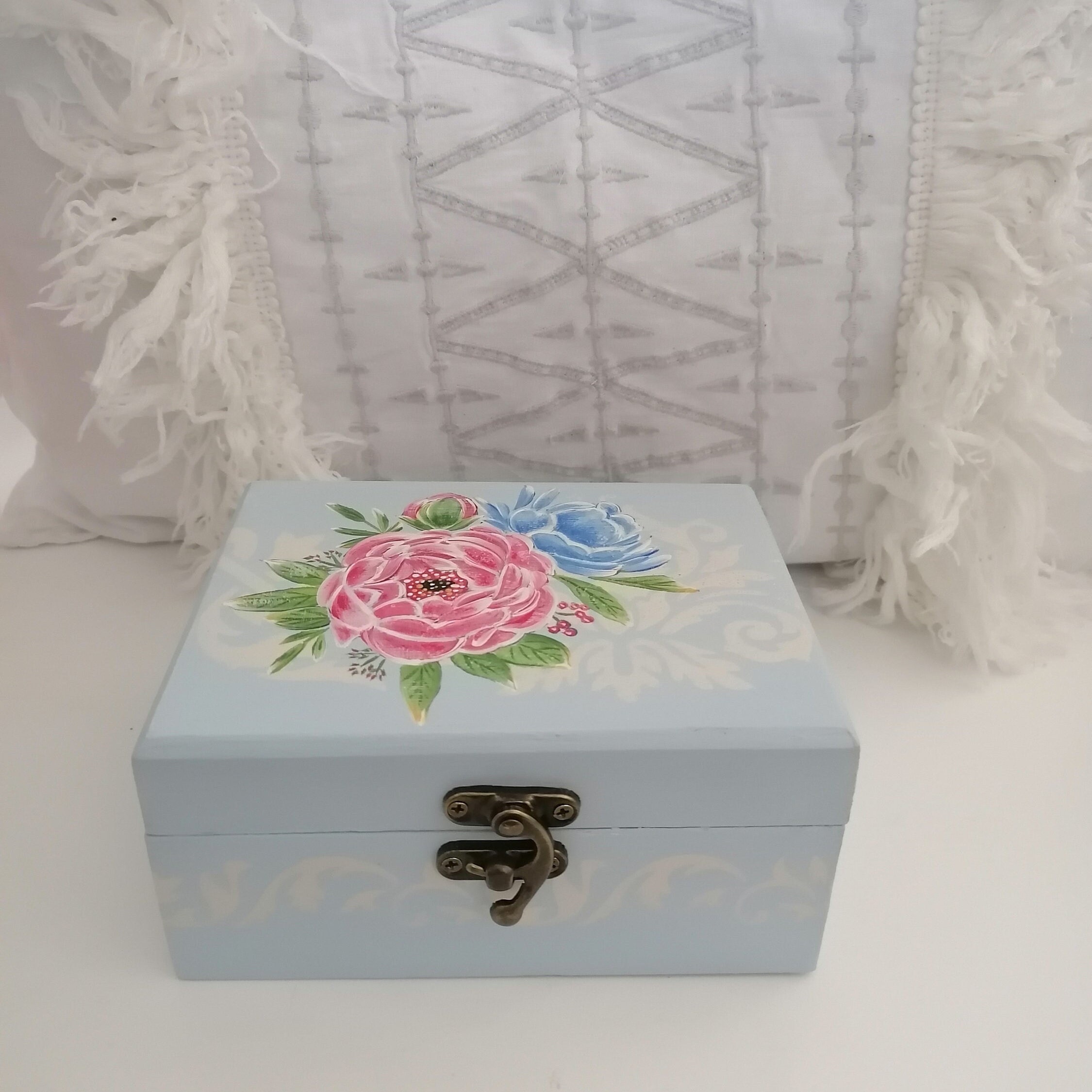 Boite en Bois avec Un Décor de Pivoines Rose et Bleue, sur Fond Bleu Pastel à L' Aspect Vieilli, 11