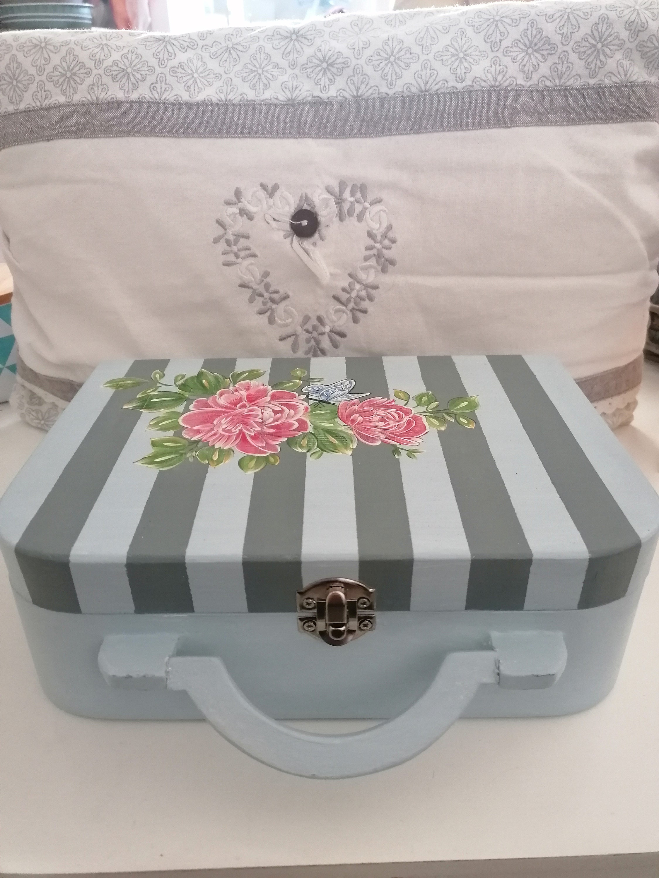 Valisette en Bois avec Un Décor de Fleurs Roses et Papillons, à L' Aspect Vieilli, sur Fond à Rayure