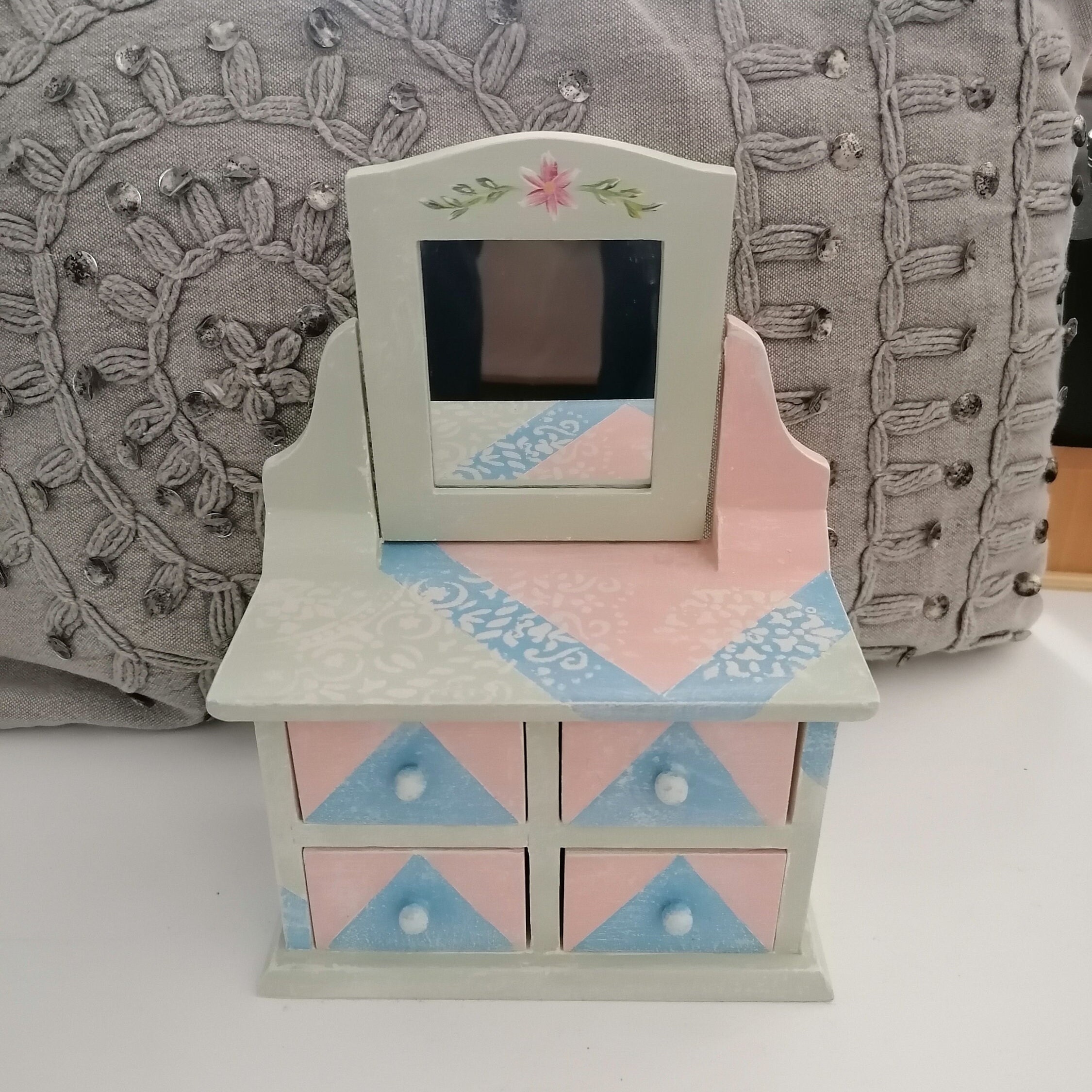 Petit Meuble à Bijoux en Bois , avec Un Décor Au Pochoir et Fleurs Rose sur Fond Pastel Àl Aspect Vi