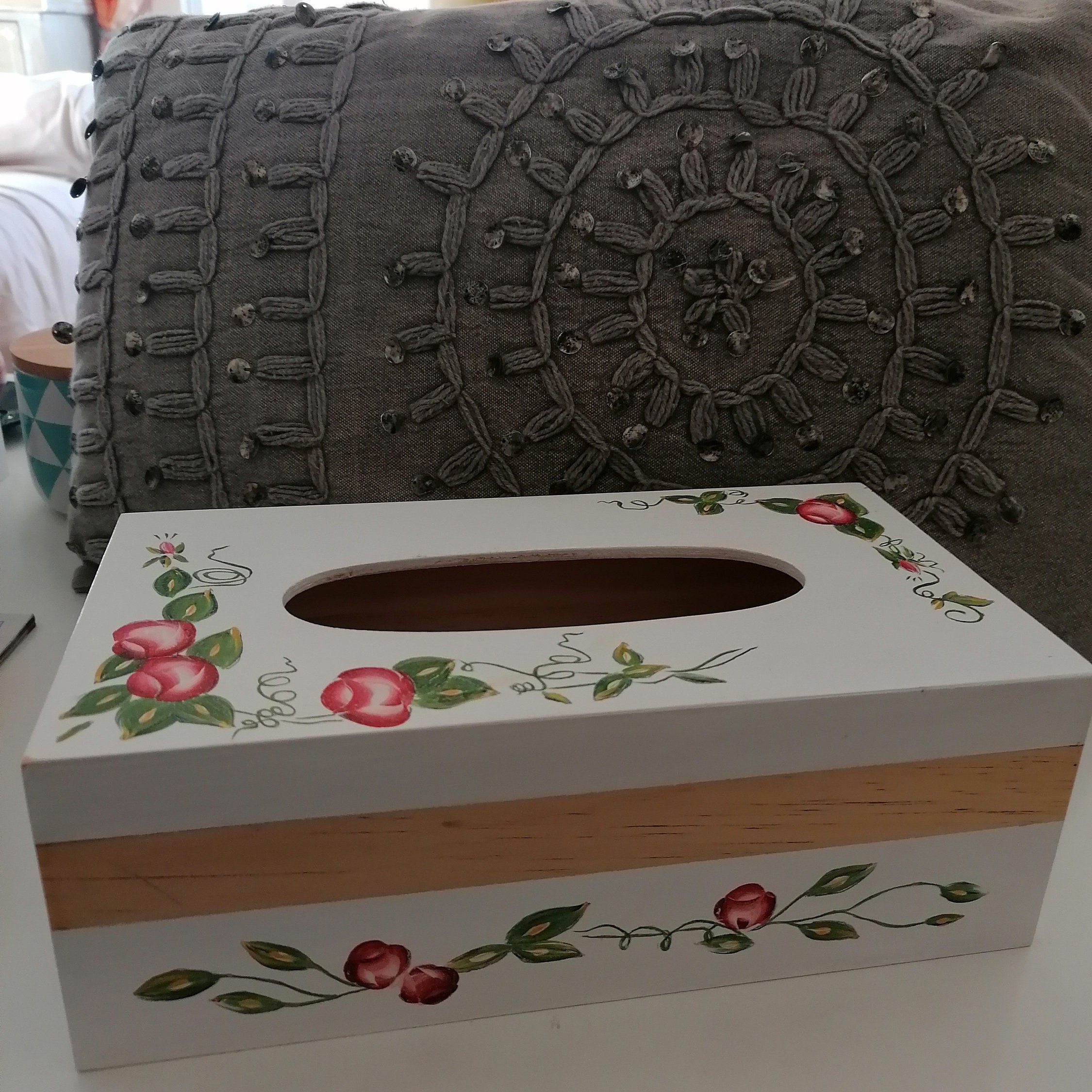 Boite A Mouchoir en Bois , avec Un Decor de Roses Peinte à La Main, sur Fond Blanc L' Aspect Vieilli