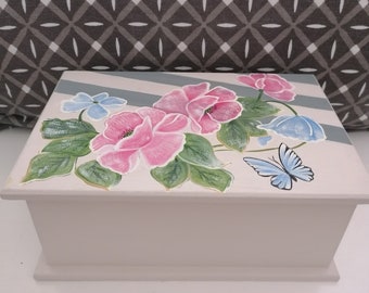 boite à sucre ou à souvenirs , avec un décor de fleurs sur un fond crème à l' aspect vieilli,22x14,5x9 cm.