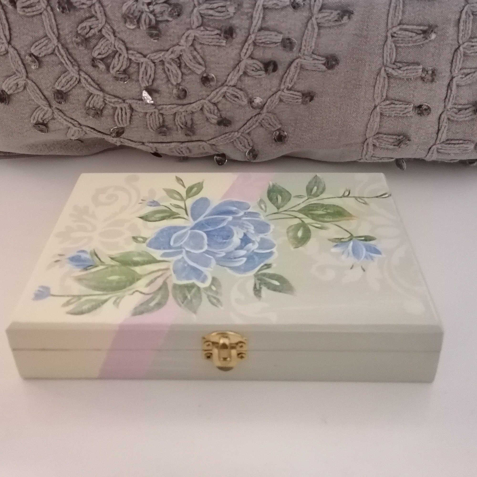 Ecrin à Bijoux en Bois avec Un Décor de Fleurs Bleu sur Fond Vert et Jaune Roses , Effet Tapisserie 