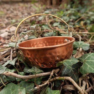 Hammered Copper Witch&#39;s Cauldron for Altar and Ritual, Small Vintage Cauldron with Handle