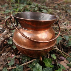 Large witch&#39;s cauldron for altar and ritual, Vintage copper cauldron, Cauldron with feet and handle