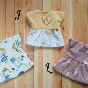 Kleidung für 20 cm große Corolle „Mini Calin“-Babypuppen: Kleidchen oder Pullover und Leggings-Set – Jersey und Wolle, verschiedene Farben Bild 9