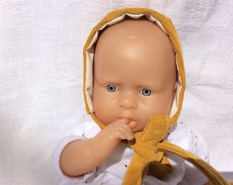 Mustard double gauze beanie – Elegance and softness for 30 cm dolls