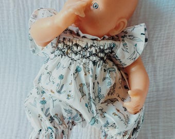 Un rêve de douceur avec la barboteuse Liberty Théo pour poupons ou poupées de 30 cm