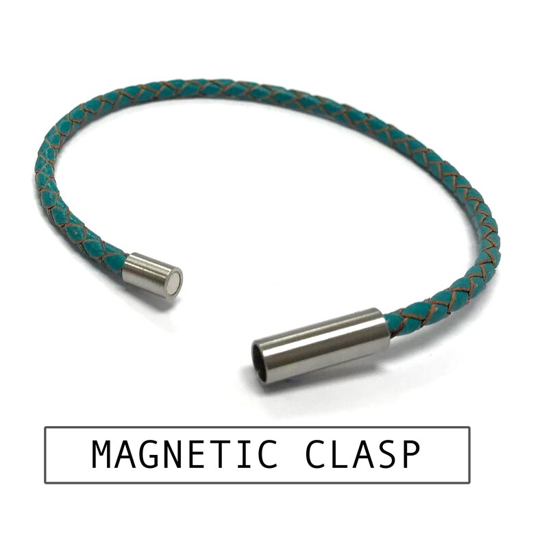 Puede incluir: Un brazalete de cuero azul turquesa con un tejido de cuero marr&oacute;n y un cierre magn&eacute;tico. El cierre es de acero inoxidable.