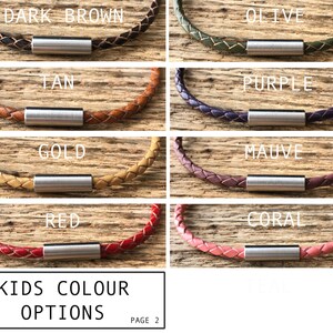 Puede incluir: Ocho pulseras de cuero en diferentes colores, incluyendo marr&oacute;n oscuro, oliva, tostado, morado, dorado, malva, rojo y coral. Cada pulsera tiene una cuenta de metal plateado en el centro. Las pulseras est&aacute;n dispuestas en dos filas de cuatro, con el texto "KIDS COLOUR OPTIONS" y "PAGE 2" debajo de las pulseras.
