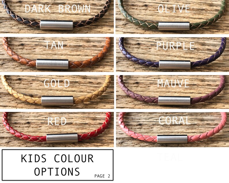 Puede incluir: Ocho pulseras de cuero en diferentes colores, incluyendo marr&oacute;n oscuro, oliva, tostado, morado, dorado, malva, rojo y coral. Cada pulsera tiene una cuenta de metal plateado en el centro. Las pulseras est&aacute;n dispuestas en dos filas de cuatro, con el texto "KIDS COLOUR OPTIONS" y "PAGE 2" debajo de las pulseras.