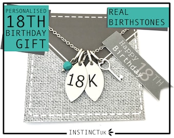 Puede incluir: Un collar de plata con una cuenta turquesa, dos dijes de plata que dicen "18K", un dije de plata con forma de llave y una tarjeta gris que dice "Feliz cumpleaños número 18" y "Piedras de nacimiento reales".