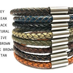 Puede incluir: Un conjunto de ocho pulseras de cuero en varios colores, incluyendo gris, azul oc&eacute;ano, negro, natural, oliva, marr&oacute;n, marr&oacute;n oscuro y marr&oacute;n claro. Cada pulsera tiene un cierre de metal plateado.