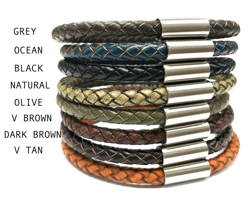 Puede incluir: Un conjunto de ocho pulseras de cuero en varios colores, incluyendo gris, azul oc&eacute;ano, negro, natural, oliva, marr&oacute;n, marr&oacute;n oscuro y marr&oacute;n claro. Cada pulsera tiene un cierre de metal plateado.