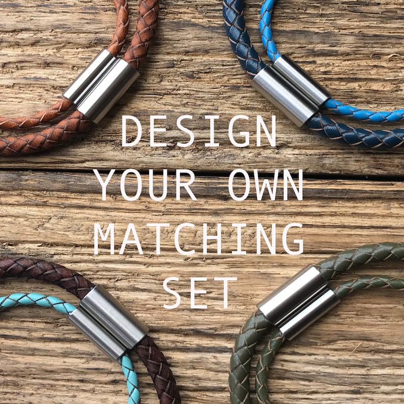 Puede incluir: Cuatro pulseras de cuero con cierres plateados. Las pulseras son de color marr&oacute;n, azul, verde y turquesa. El texto "DESIGN YOUR OWN MATCHING SET" est&aacute; en el centro de la imagen.