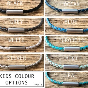 Puede incluir: Una muestra de diez pulseras de cuero trenzado con cierres met&aacute;licos en varios colores, incluyendo negro, gris, blanco, plateado, oc&eacute;ano, azul, turquesa, menta y verde azulado. Las pulseras est&aacute;n dispuestas en dos filas de cinco, con el texto "KIDS COLOUR OPTIONS" y "PAGE 1" en la parte inferior.