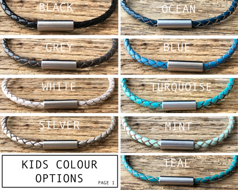 Puede incluir: Una muestra de diez pulseras de cuero trenzado con cierres met&aacute;licos en varios colores, incluyendo negro, gris, blanco, plateado, oc&eacute;ano, azul, turquesa, menta y verde azulado. Las pulseras est&aacute;n dispuestas en dos filas de cinco, con el texto "KIDS COLOUR OPTIONS" y "PAGE 1" en la parte inferior.