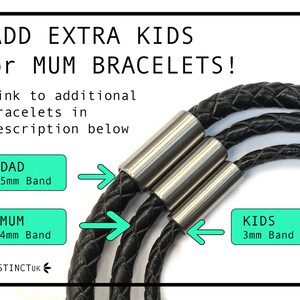 Puede incluir: Tres pulseras de cuero negro con cierres plateados. Las pulseras est&aacute;n etiquetadas como "DAD 5mm Band", "MUM 4mm Band" y "KIDS 3mm Band".