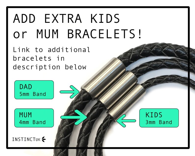 Puede incluir: Tres pulseras de cuero negro con cierres plateados. Las pulseras est&aacute;n etiquetadas como "DAD 5mm Band", "MUM 4mm Band" y "KIDS 3mm Band".