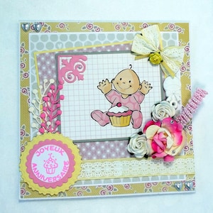 Carte 1er anniversaire de bébé fille de couleur rose et jaune avec illustration de bébé, format 15x15cm