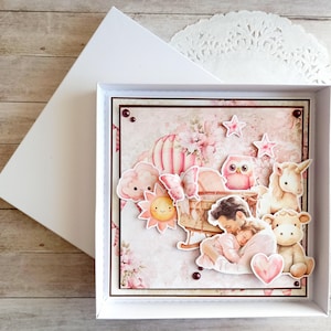 Carte artisanale Naissance Fille avec boîte cadeau – Rose Blanc Beige – 15x15 cm