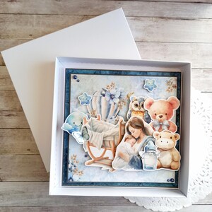 Carte Artisanale Naissance Garçon "Tout contre Maman" avec boîte – 15x15 cm – Fait main