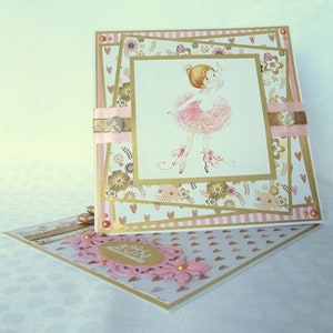 Carte 3D à poser pour anniversaire fille de couleur blanc rose et or, thème danseuse classique de format 15x15 cm, avec enveloppe