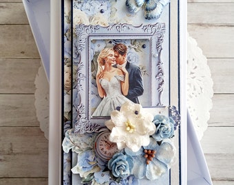 Carte de mariage avec sa boite cadeau dans différents tons de bleu et beige, thème couple de mariés enlacés, 21x10 cm