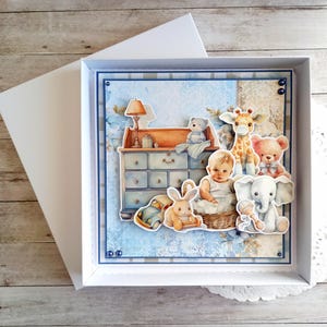 Carte Naissance Garçon "Dans la chambre de bébé" Avec Boite Cadeau – Bleu et Beige – 15x15 cm – Fait main