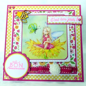 Carte anniversaire pour fille de couleur blanc jaune et rose fuchsia, thème fée des fleurs, format 15x15 cm