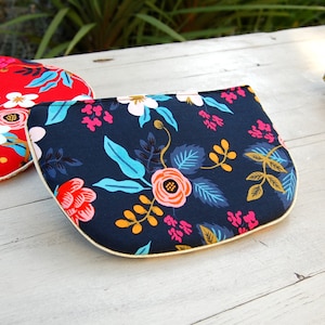 Astuccio in pile a mezzaluna blu e oro - Astuccio poetico floreale - Astuccio ideale per i tuoi effetti personali - After the Beach