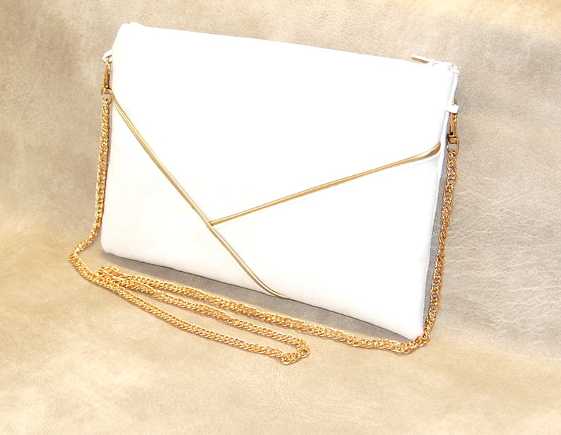 Pochette de mariée suédine blanche lignes graphiques dorées