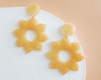 黄色い花のイヤリングジュエリー樹脂スパンコール女性へのギフト母の日結婚式の証人セレモニービーチの後