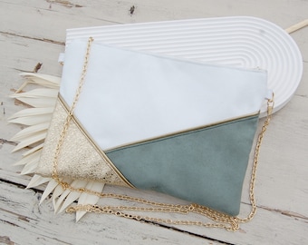 Pochette mariage, pochette de soirée, sac suédine blanc, vert sauge et dorée paillettes - Lignes graphiques dorées - Après la Plage