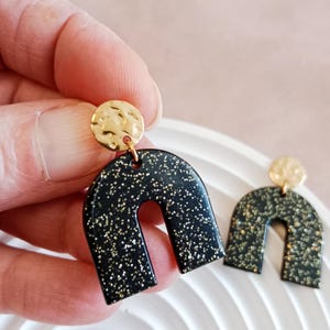Black gold glitter resin arch earrings Hammered gold stainless steel studs Mother&#39;s Day wedding gift jewelry After the Beach