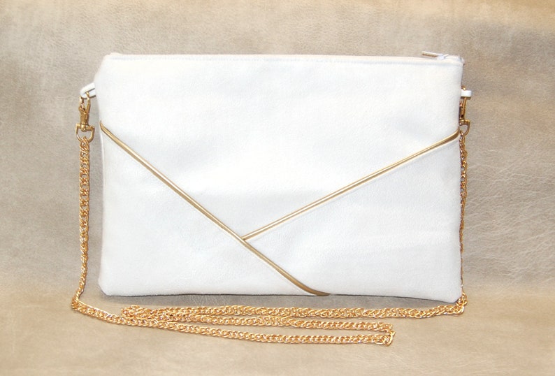 Pochette de mariée suédine blanche lignes graphiques dorées