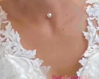 Collier ras de cou fil nylon transparent pendentif serti d'une perle de culture