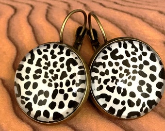 Sleeper earrings Metal Bronze Cabochon, Panther or Leopard, Vintage.