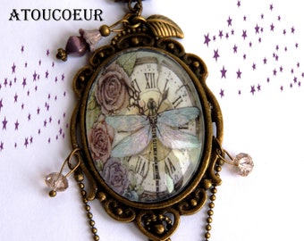 Collier pendentif cabochon   Libellule sur pendule et roses, Baroque