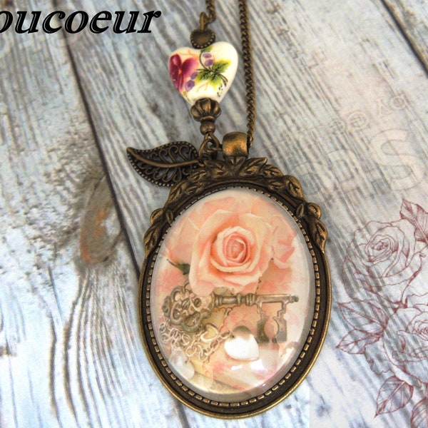 Collier pendentif cabochon , La Douceur de la Rose, Vintage Romantique Baroque.