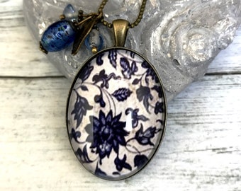 Collier  pendentif cabochon  "Le Romantique Du Bleu Marine" Romantique,Vintage.