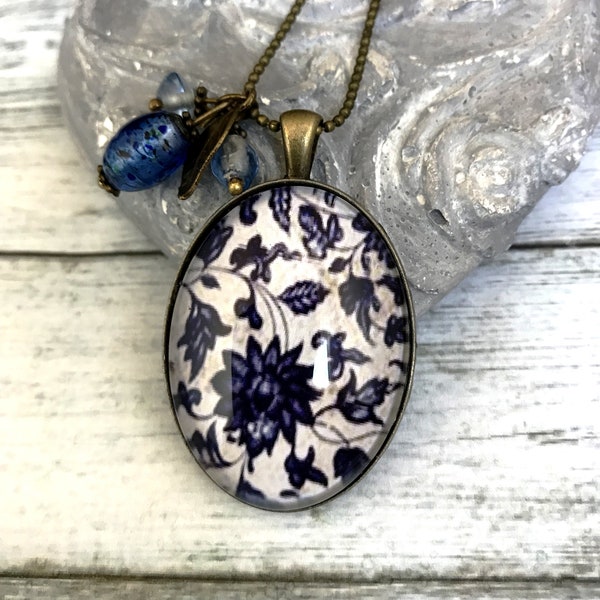 Collier  pendentif cabochon  "Le Romantique Du Bleu Marine" Romantique,Vintage.