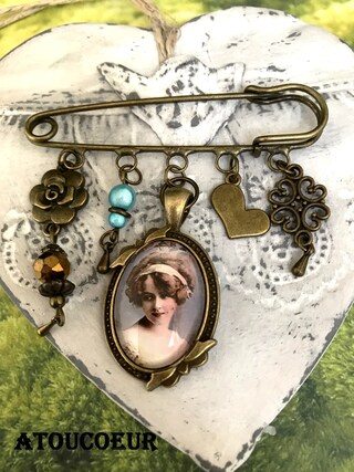 Broche Cabochon Jeune Fille Romantique - Fait Main, Couleur Prune Et Beige