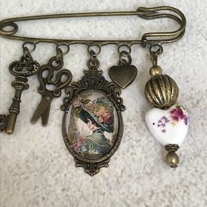 Bronzen cabochon broche, Brochecollectie, Vintage, Romantisch Barok.