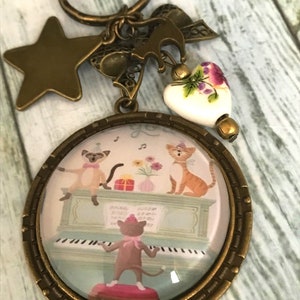 Cabochon key ring, The merry-go-round of key rings, Romantic vintage Baroque. image 3