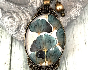 Collier  pendentif cabochon  "Feuille de Ginkgo vert acier" Romantique,Vintage Baroque.