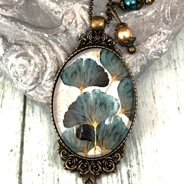 Collier  pendentif cabochon  "Feuille de Ginkgo vert acier" Romantique,Vintage Baroque.