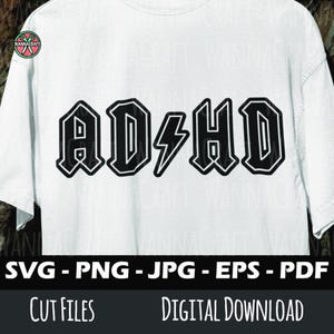 以下が含まれることがあります： 黒い太字のスタイリッシュなフォントで「AD&HD」というテキストがプリントされた白いTシャツ。アンパサンドの代わりに稲妻が使われています。シャツには「SVG - PNG - JPG - EPS - PDF」と「CUT FILES DIGITAL DOWNLOAD」の文字も含まれています。